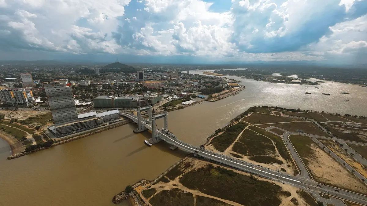 Bagaimana pengaruh letak Batam yang dekat Singapura terhadap gaya hidup warganya