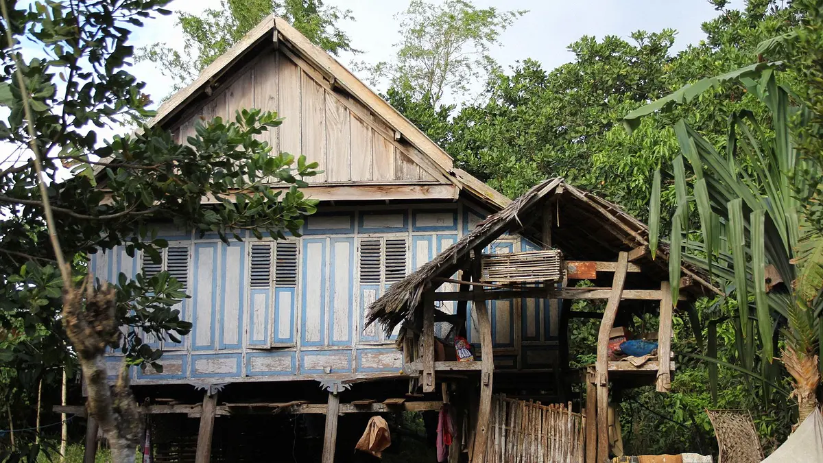 Rumah Adat Kepulauan Riau: Rumah Belah Bubung dan Makna Ornamennya