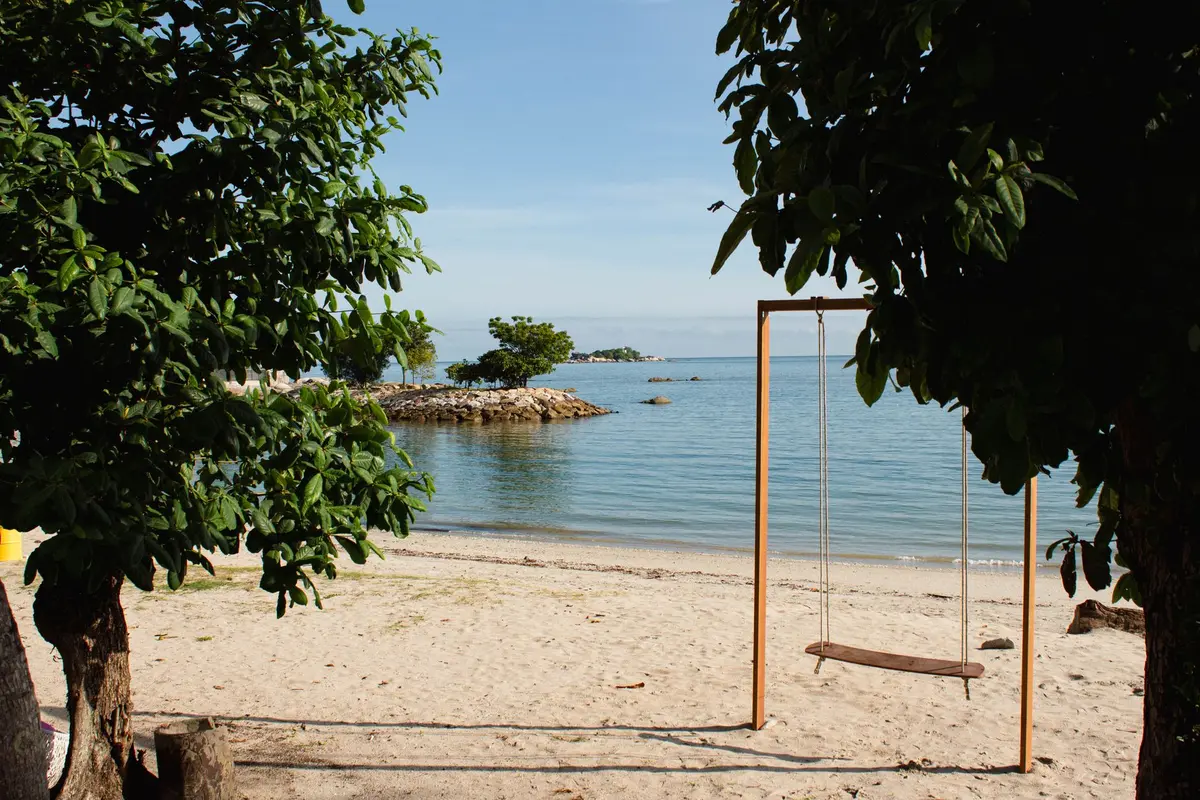 Pantai Nongsa: Panduan Resort Tepi Pantai di Sisi Timur Batam