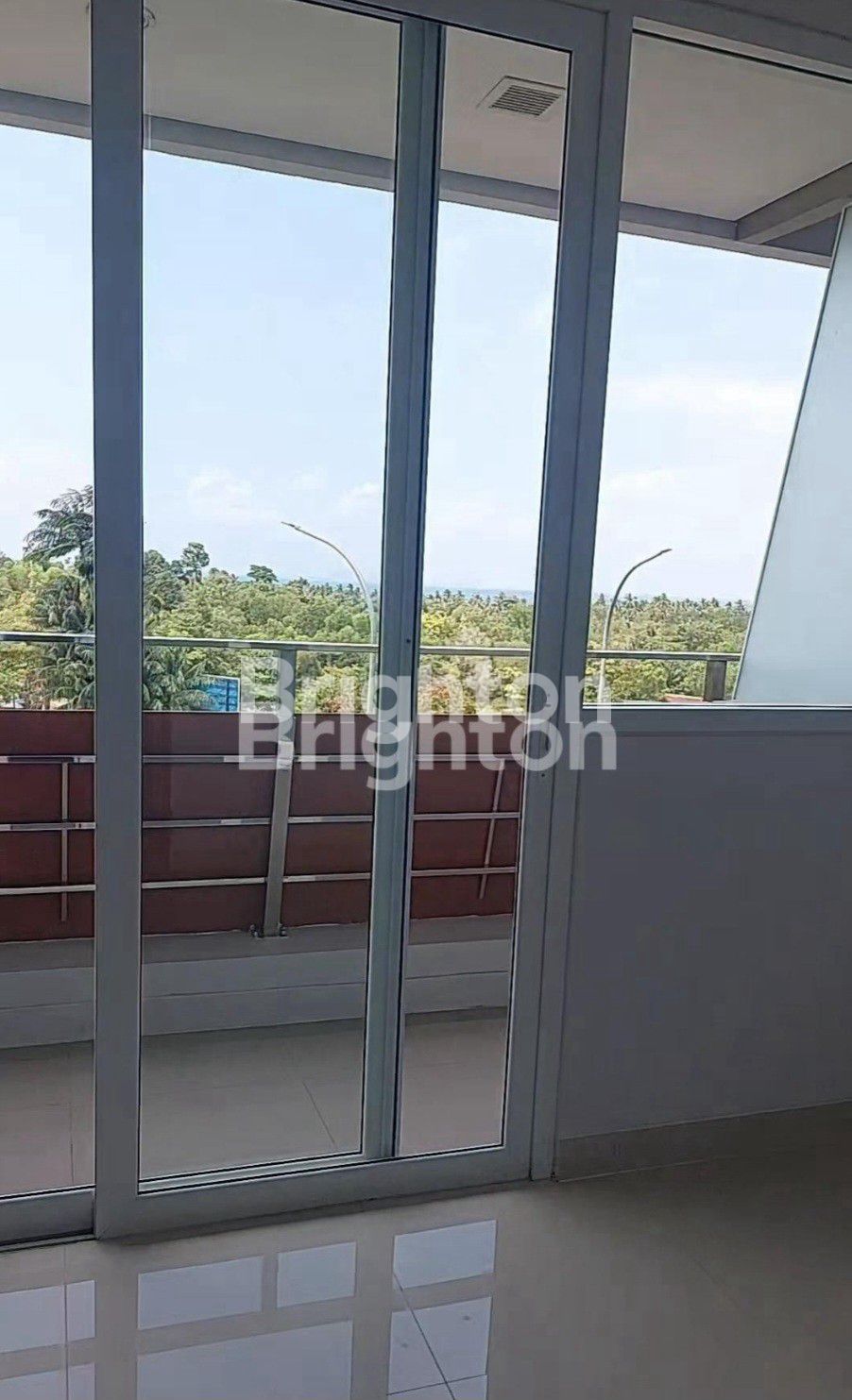 Balkon unit studio Nuvasa Bay Nongsa Batam dilihat dari dalam