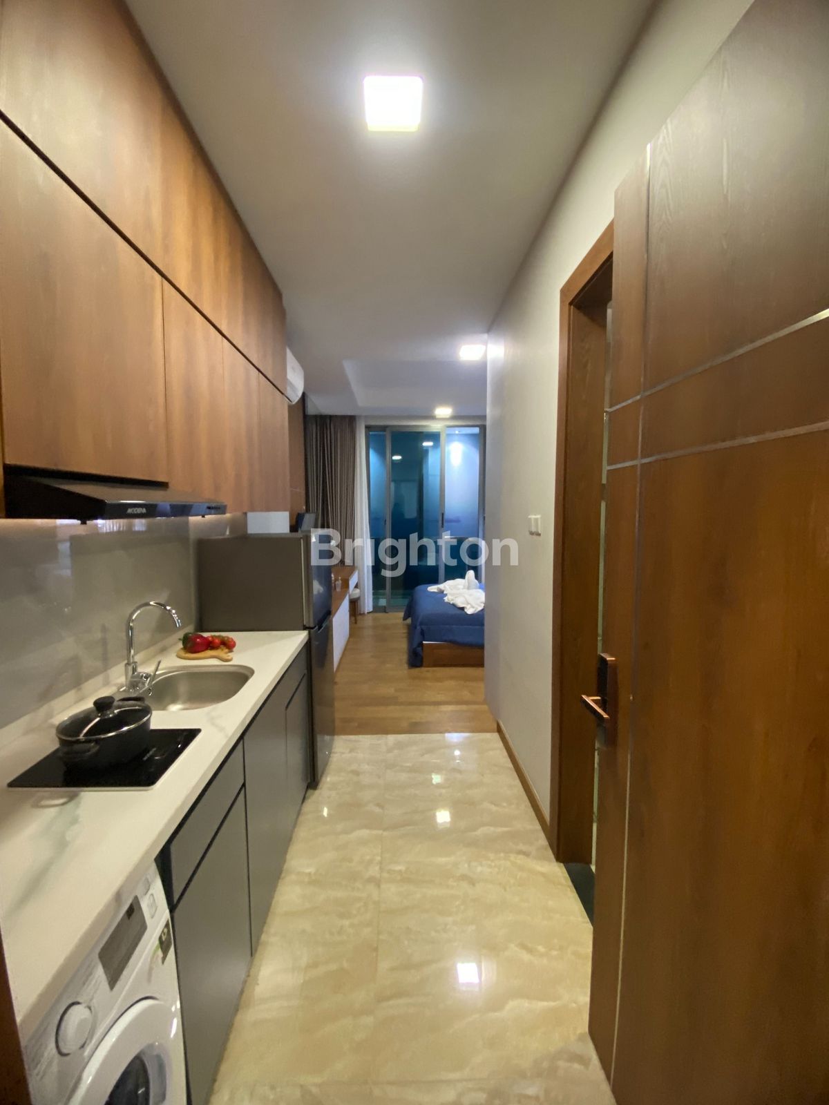 Dapur memanjang di apartemen studio Nagoya Hill Condominium Batam