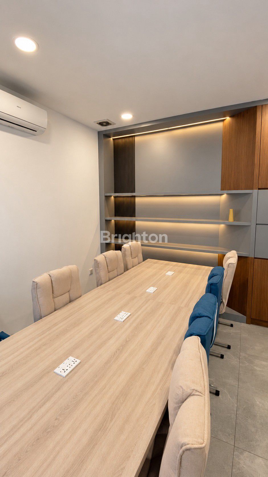 Perabot kantor di dalam ruko Sei Panas Batam