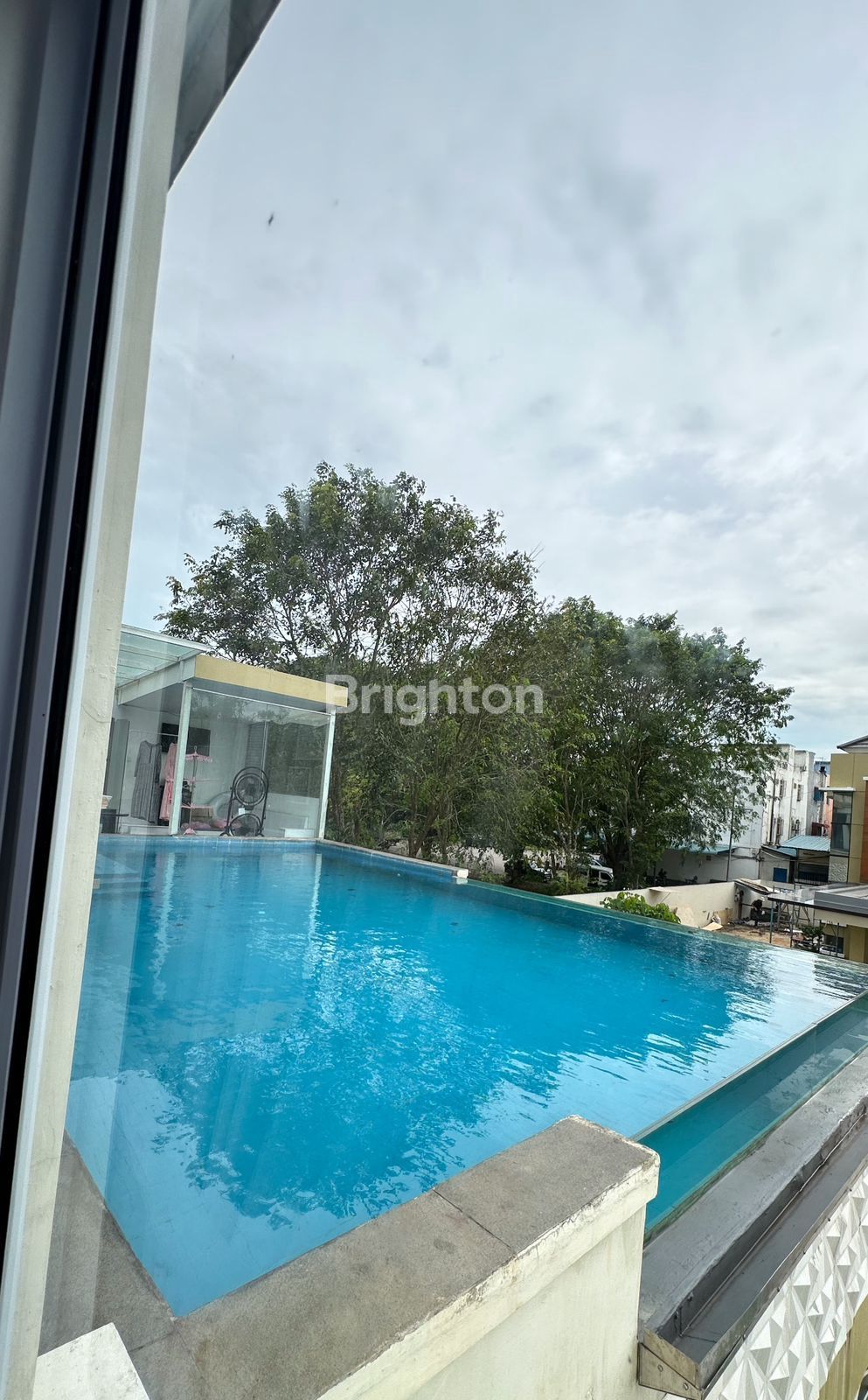 Dijual Rumah Hook Kolam Renang Pribadi Taman Golf Sukajadi Batam — LB 420 m², 5 KT
