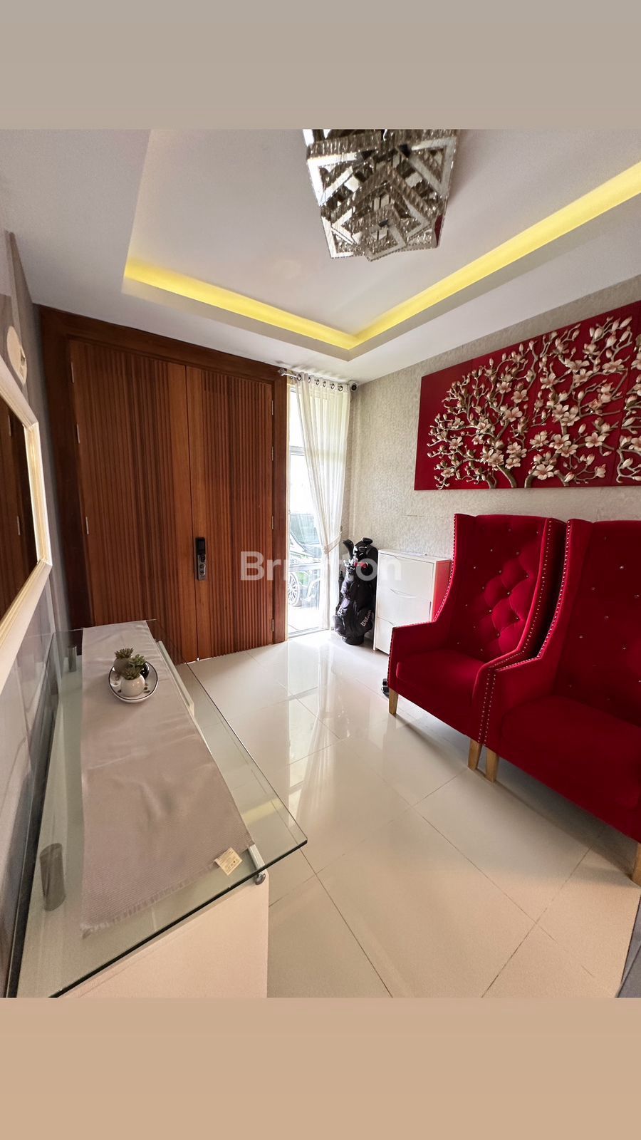 Ruang duduk dengan sofa merah di rumah mewah Taman Golf Sukajadi Batam
