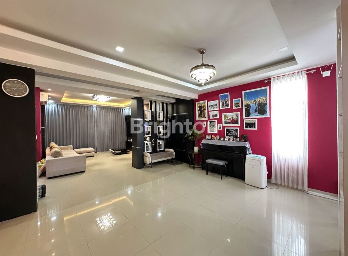 Ruang keluarga luas rumah kolam renang Taman Golf Residence Batam