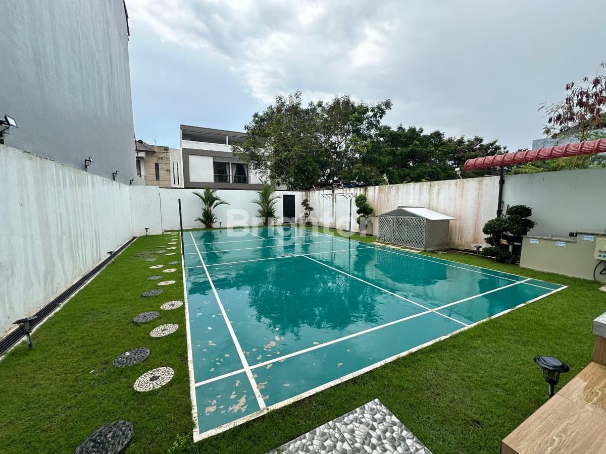 Taman dan kolam di area luar rumah Bukit Indah Sukajadi Batam