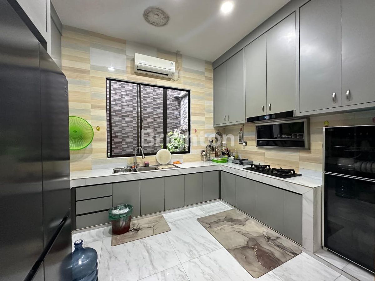 Dapur bersih lengkap di rumah fully furnished Sukajadi Batam