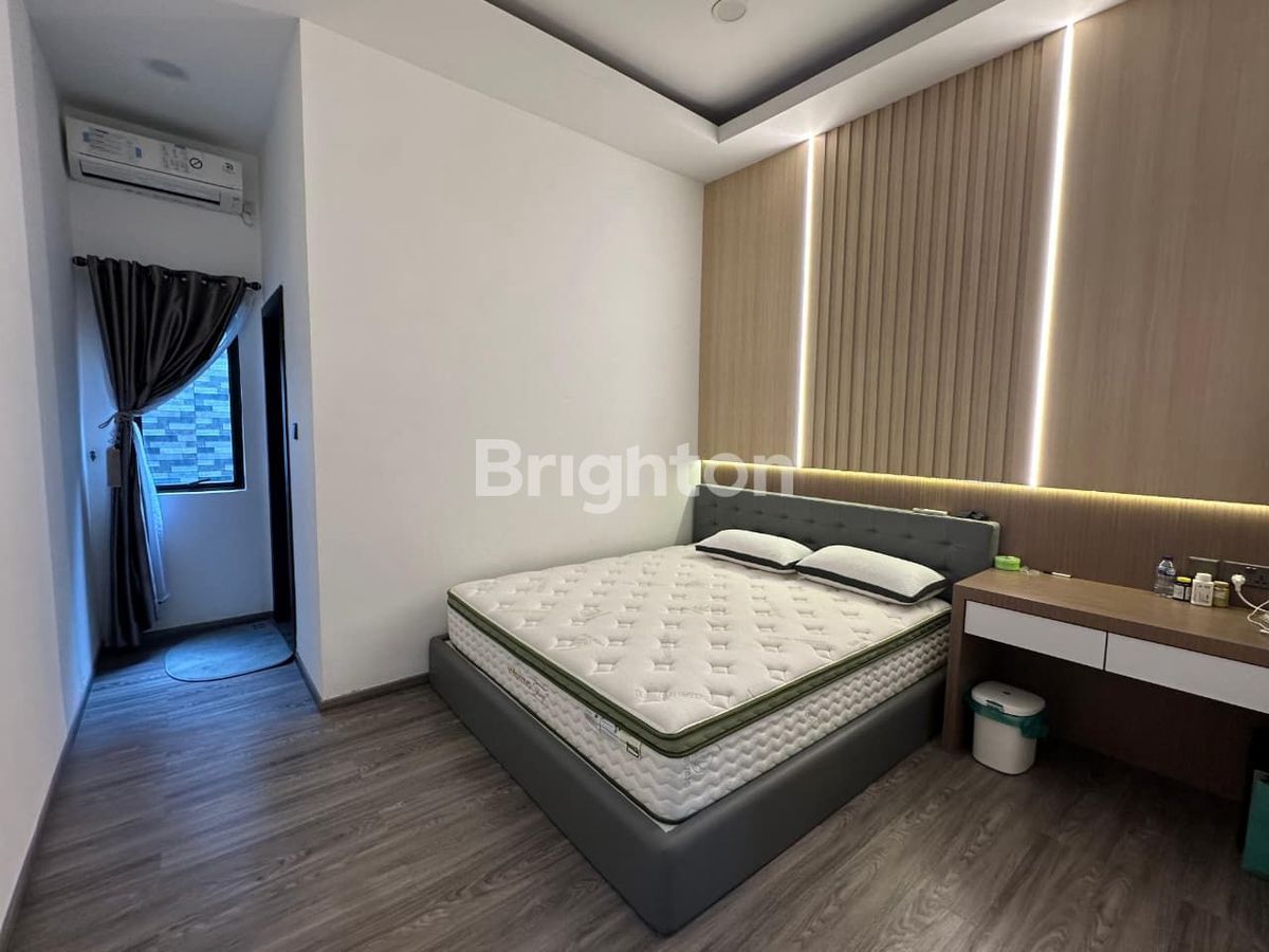 Kamar tidur berpanel kayu rumah mewah Bukit Indah Sukajadi Batam