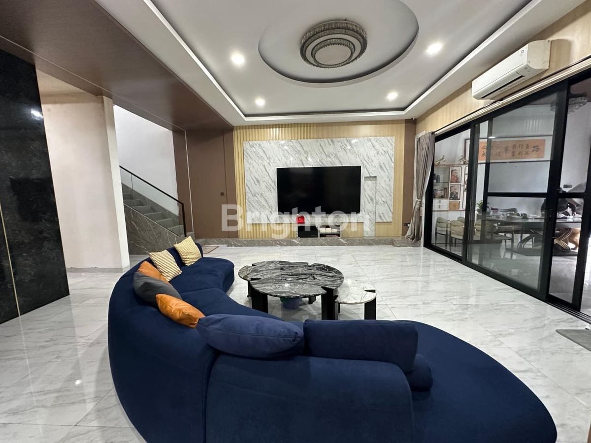 Ruang keluarga berplafon tinggi rumah mewah Sukajadi Batam