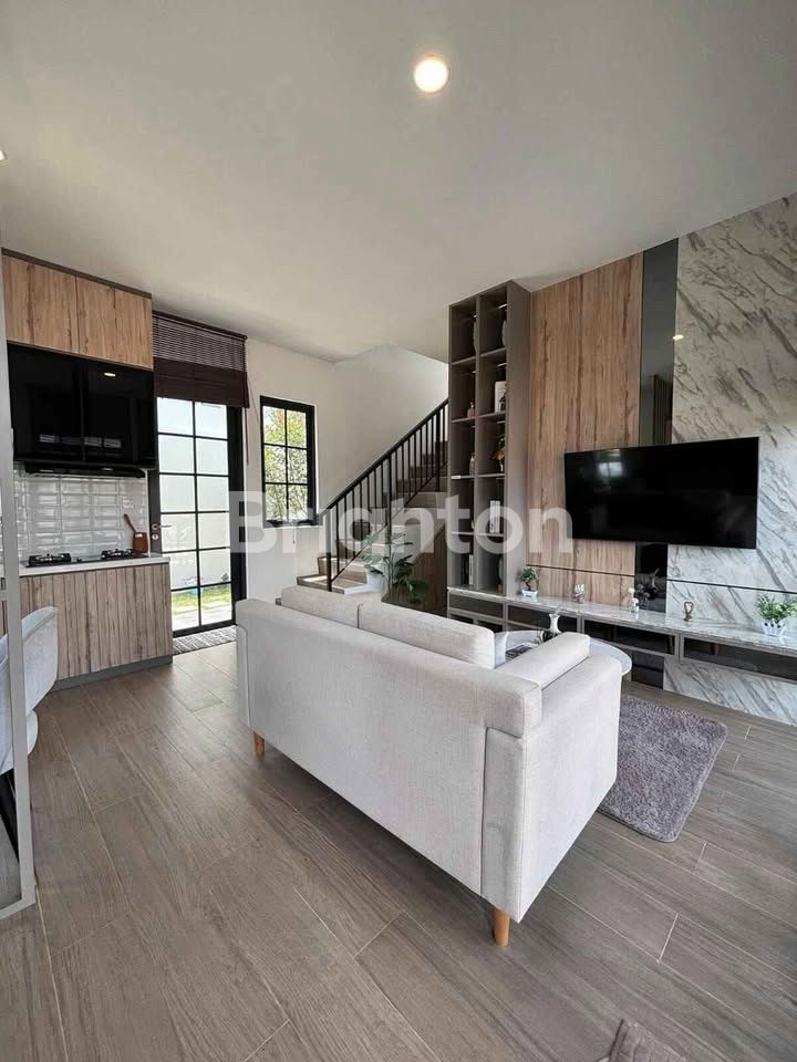 Ruang keluarga bergaya modern di rumah Osaka Hills Batam