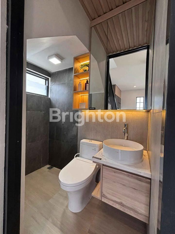 Kamar mandi dengan wastafel kayu di rumah Osaka Hills Batam
