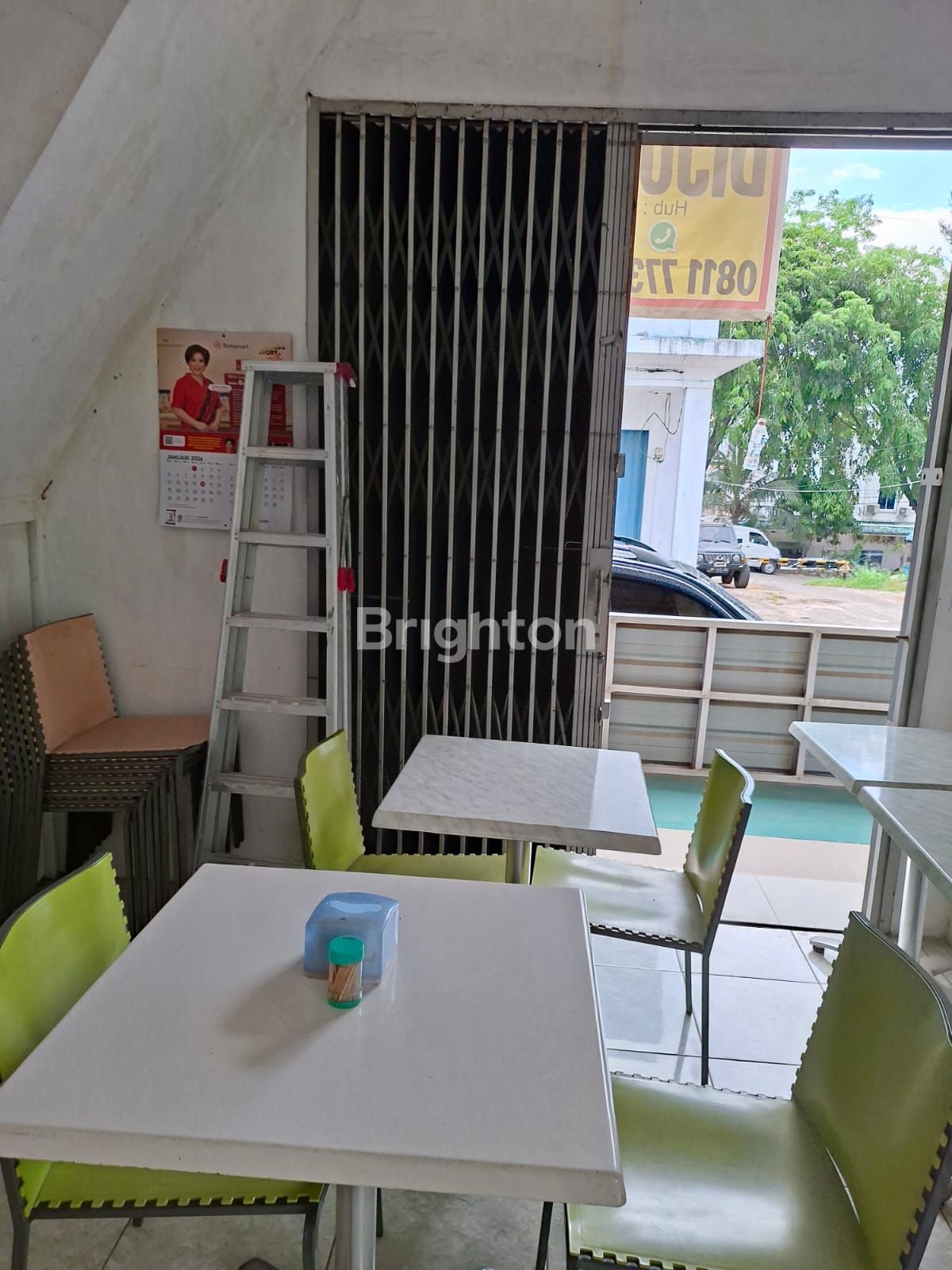 Area meja makan di dalam kios gandeng Tiban Batam
