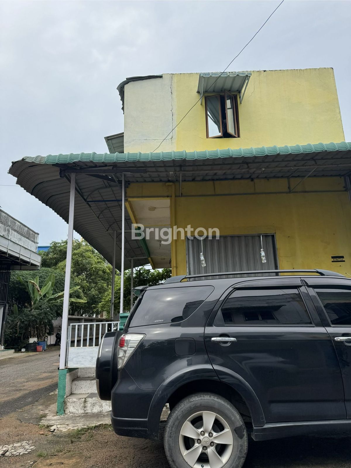 Sisi samping bangunan kios gandeng Tiban Raya Batam dengan area parkir