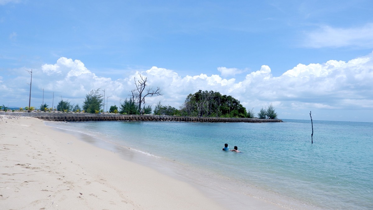 Pantai berpasir putih di Pulau Putri, Batam, dengan pemecah ombak