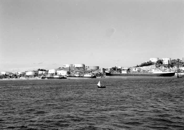 Tangki minyak Shell dan kapal di pelabuhan Pulau Sambu, 1936