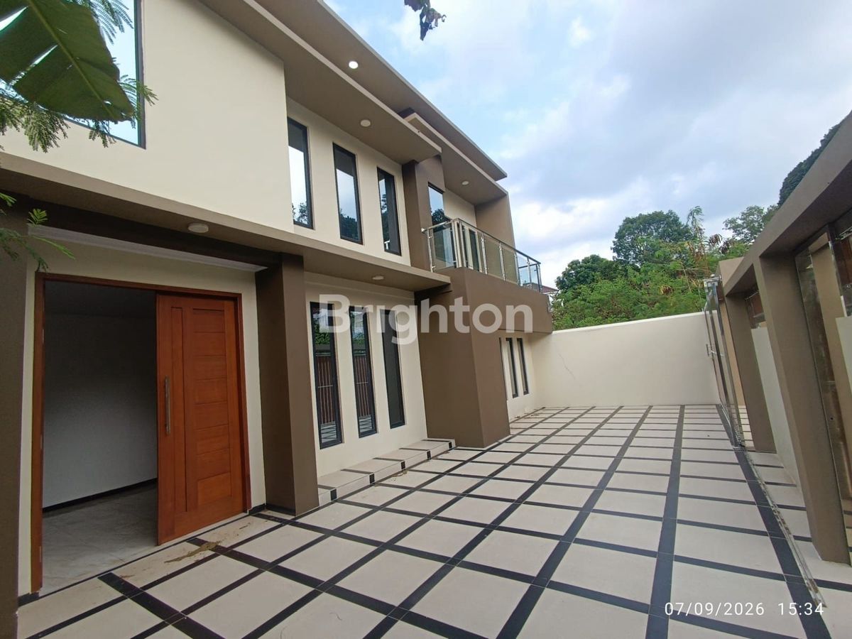 Jual atau Sewa Rumah Bukit Indah Sukajadi Batam — 7 Kamar Tidur, Tanah 320 m²