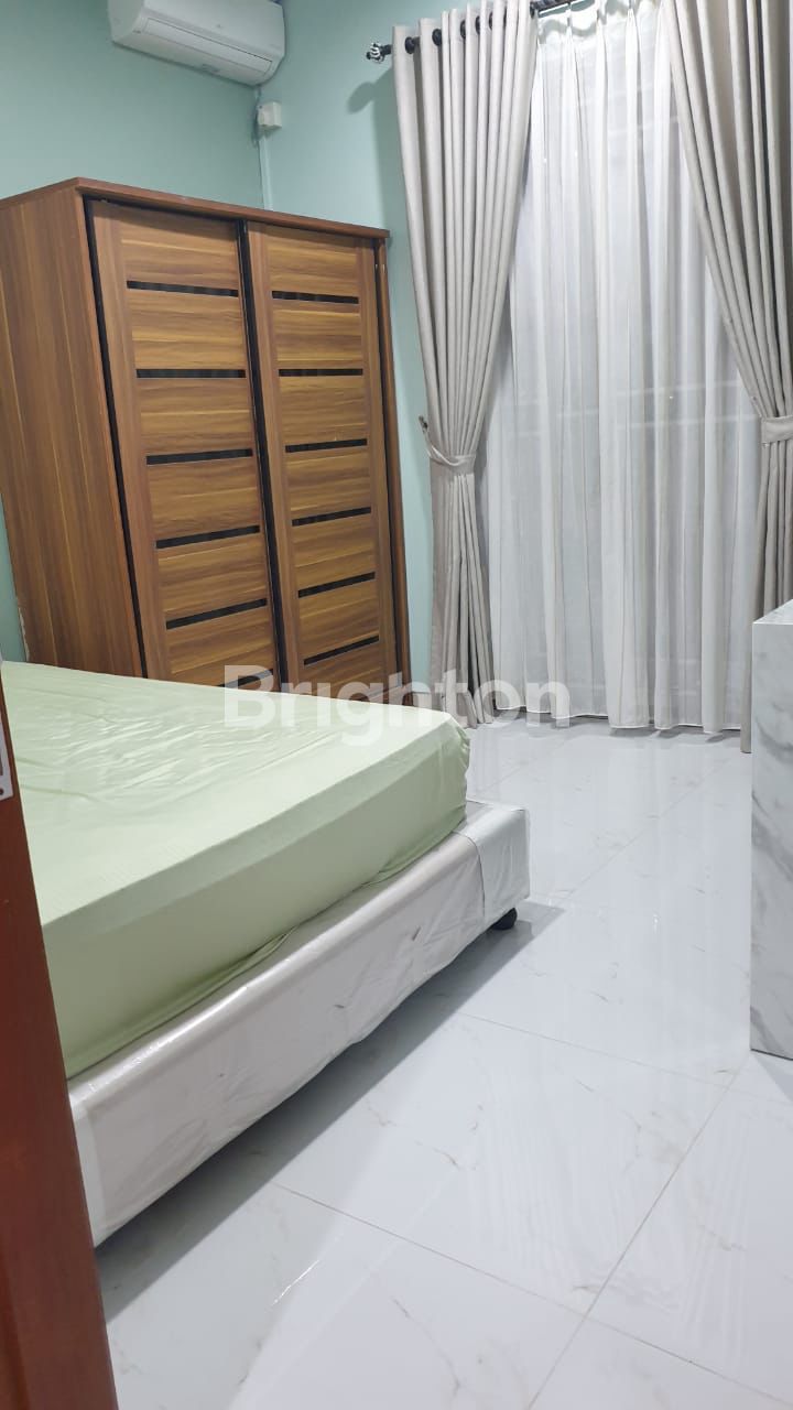 Dapur dengan kitchen set di rumah The Home at Southlink Batam