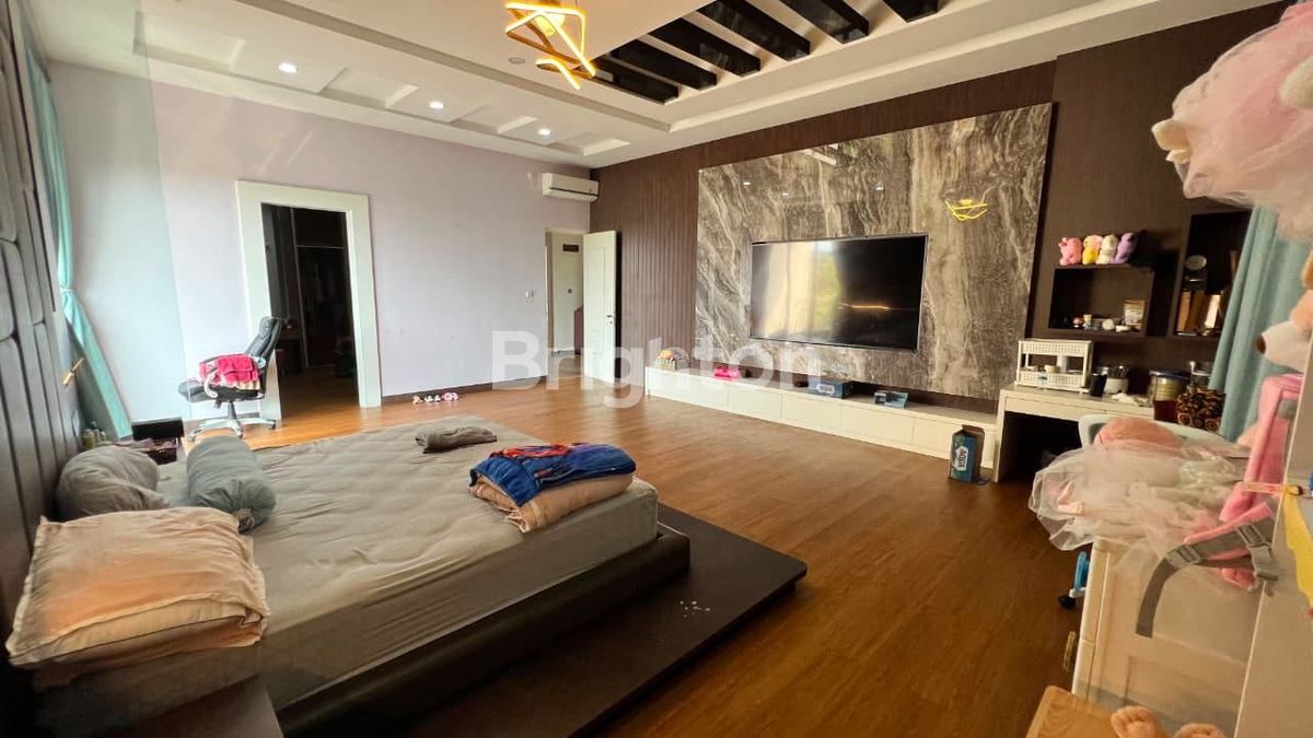 Master bedroom with timber floor in Sukajadi Batam house
