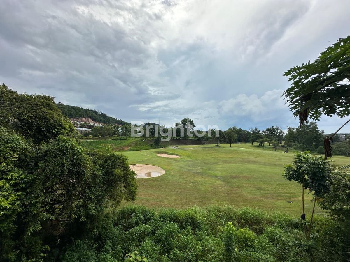Pemandangan lapangan golf dari rumah mewah Sukajadi Batam Centre