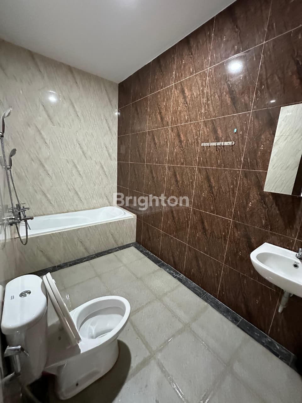 Kamar mandi dengan bathtub rumah 8 kamar Sukajadi Batam