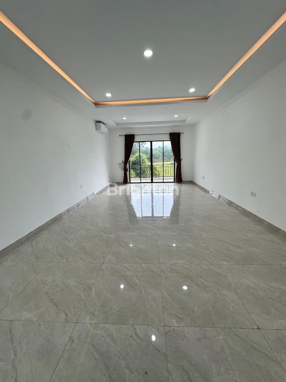 Ruang kosong memanjang berlantai granit rumah Sukajadi Batam