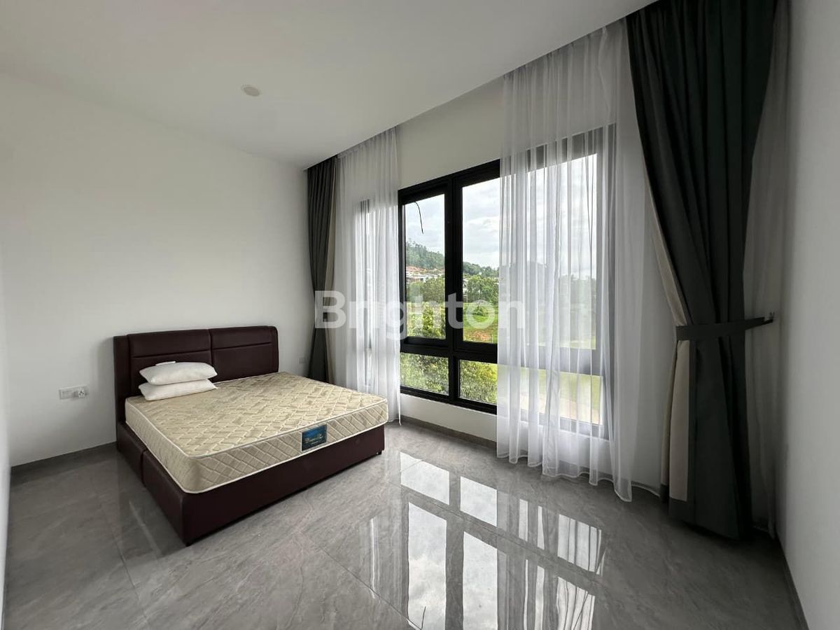 Kamar tidur dengan jendela lebar rumah mewah Sukajadi Batam