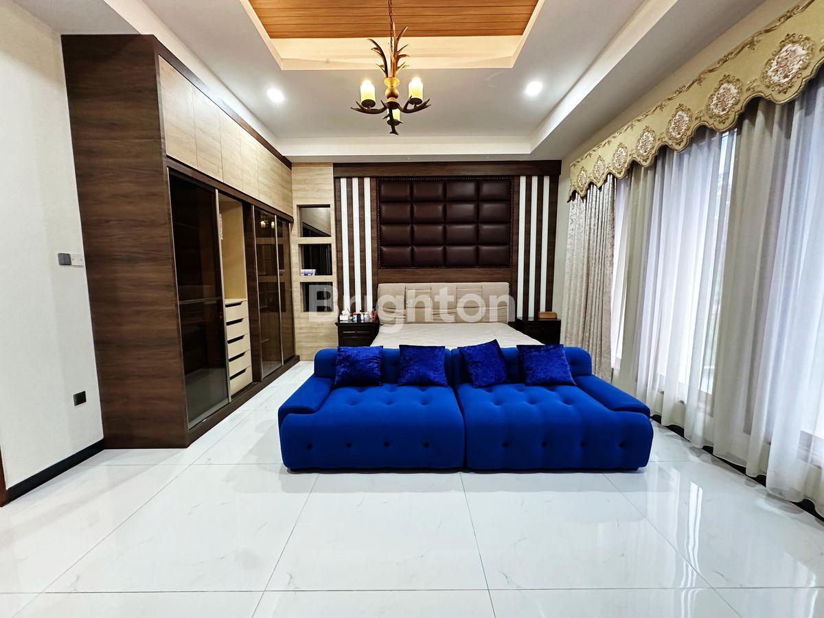Kamar tidur utama dengan sofa biru rumah Bukit Indah Sukajadi Batam