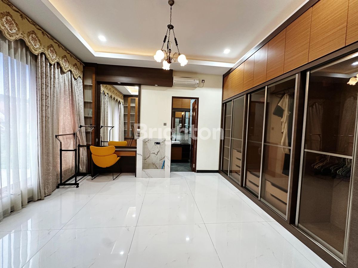 Walk-in wardrobe dan meja rias rumah fully furnished Sukajadi Batam