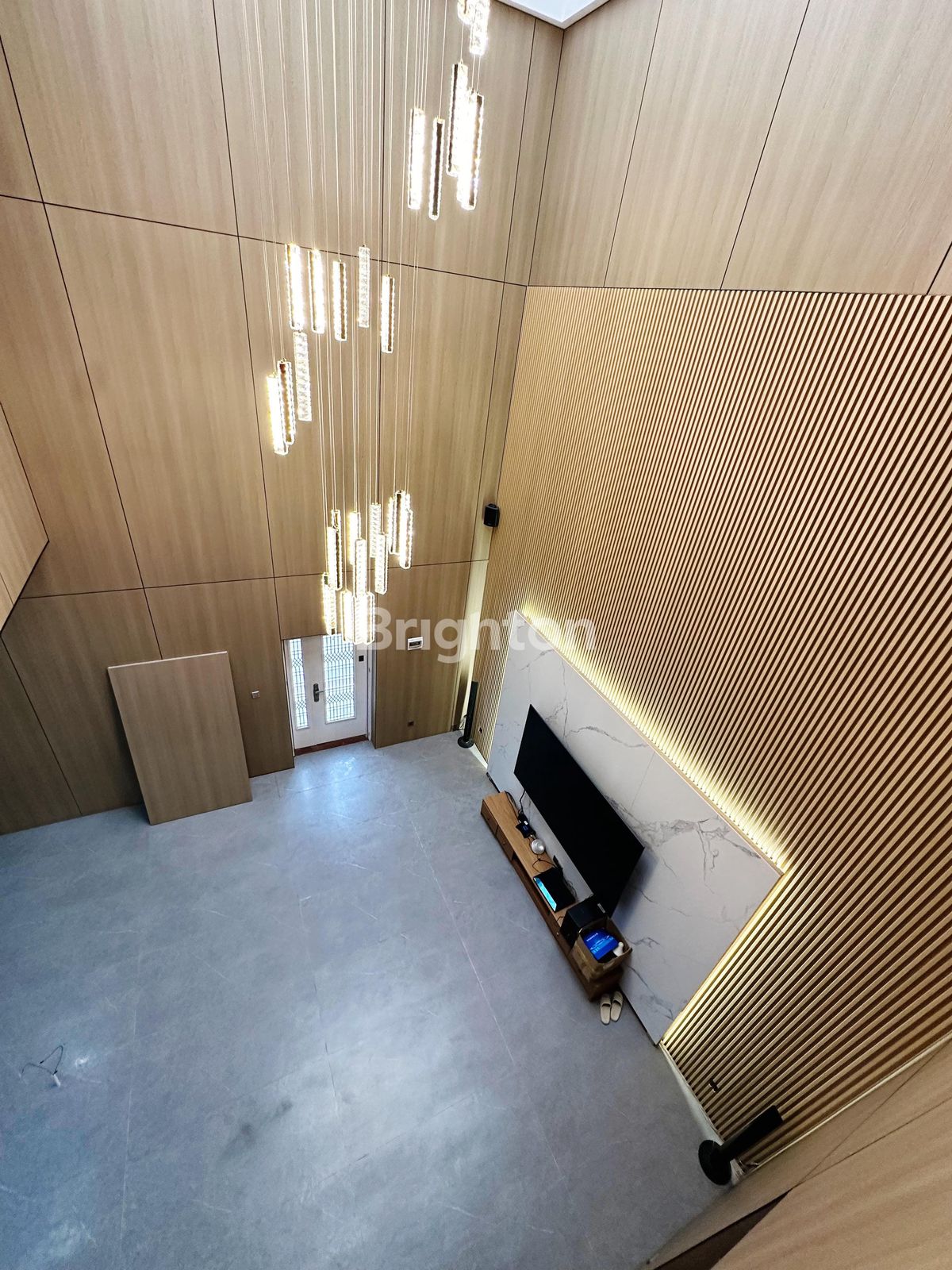 Ruang dengan plafon tinggi dan panel kayu rumah Bukit Indah Sukajadi Batam