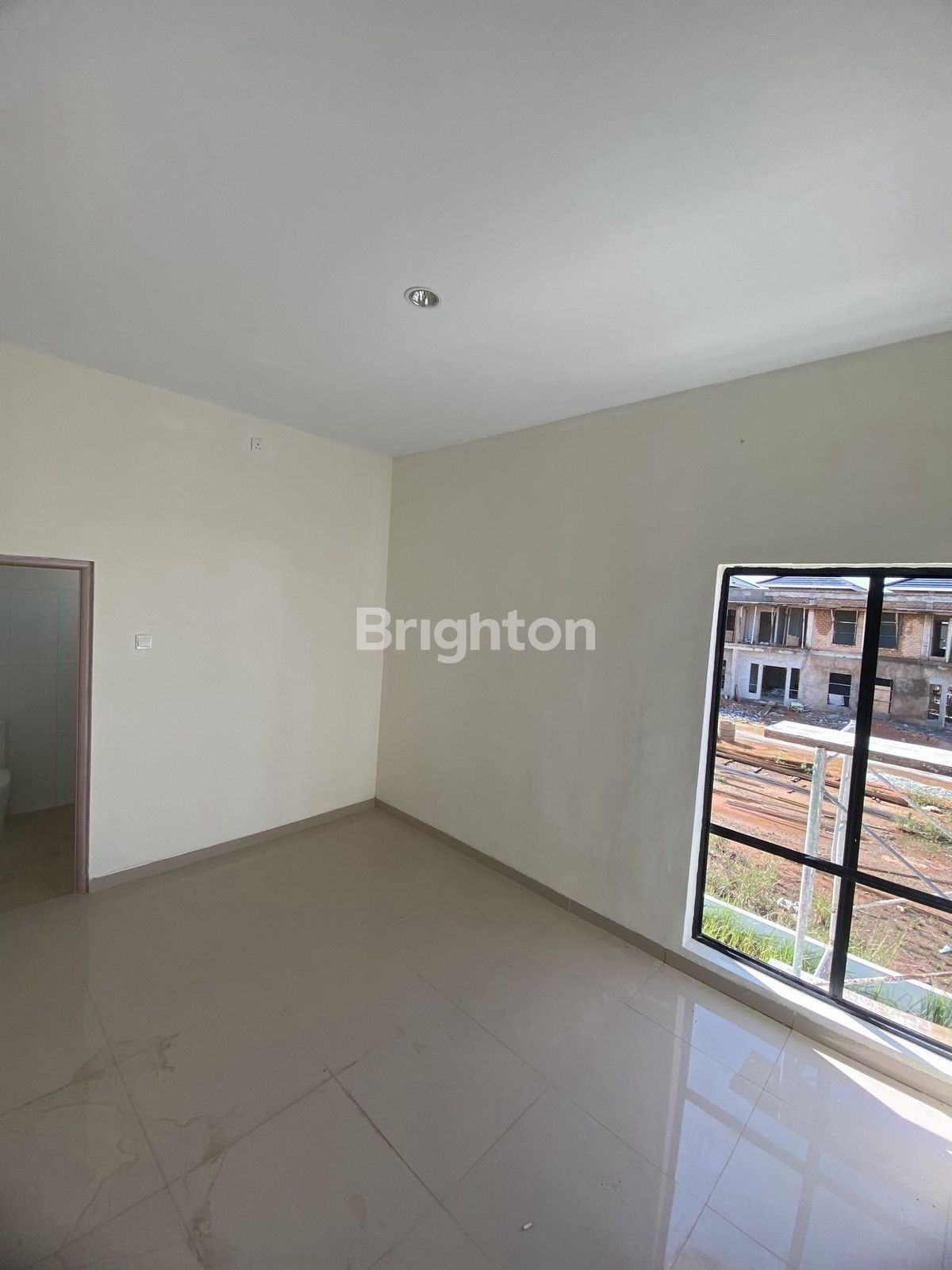 Kamar tidur lantai atas rumah Cemara Park Residence Batam