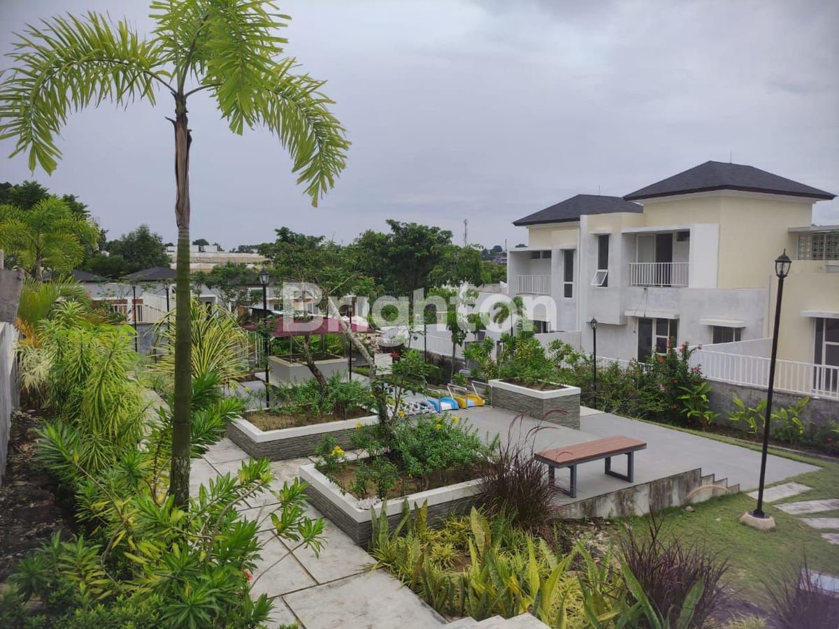 Kolam renang di belakang rumah Southlink Tiban Indah Batam