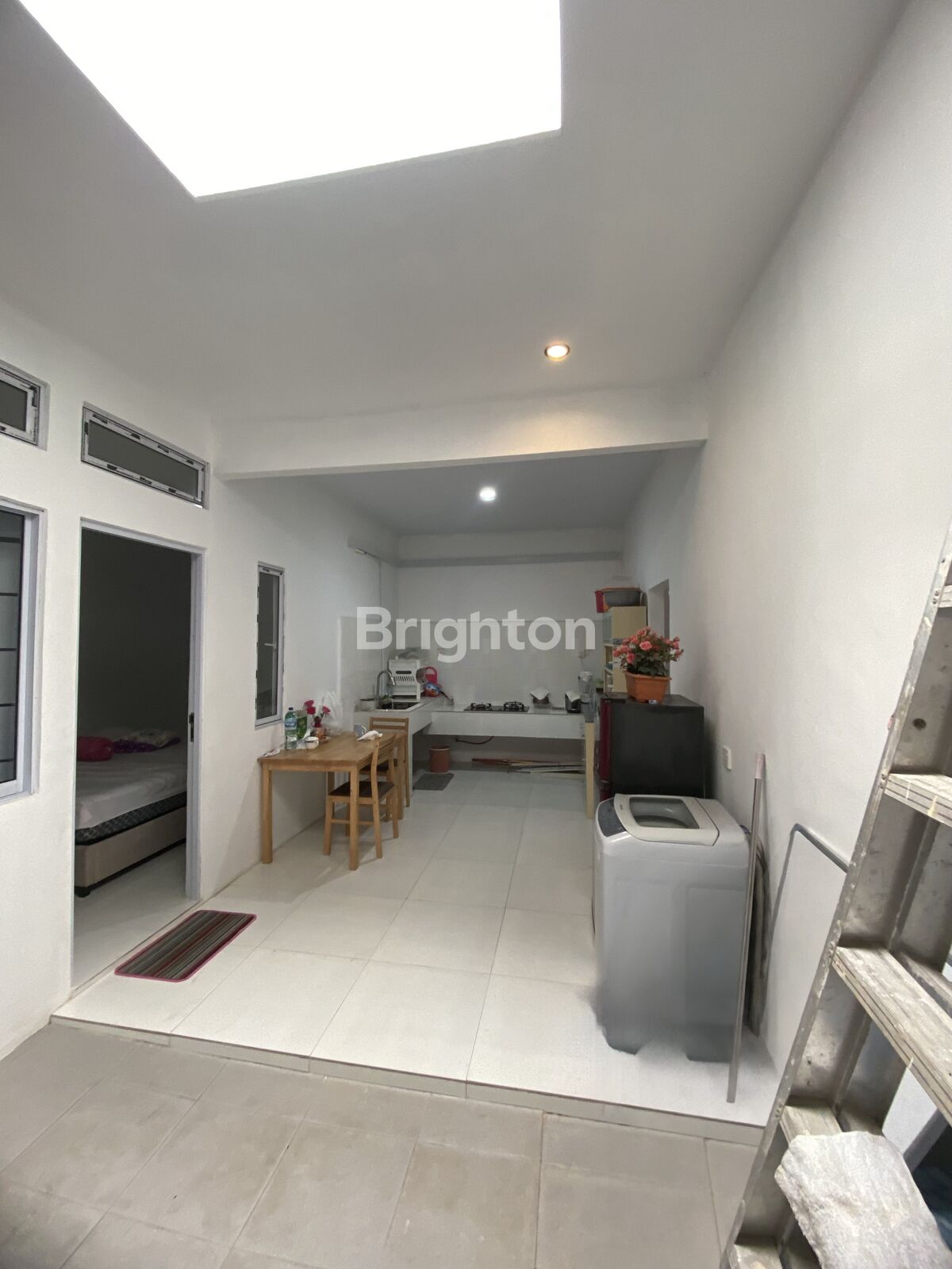 Kitchen area with piped natural gas connection in Taman KDA house, Batam