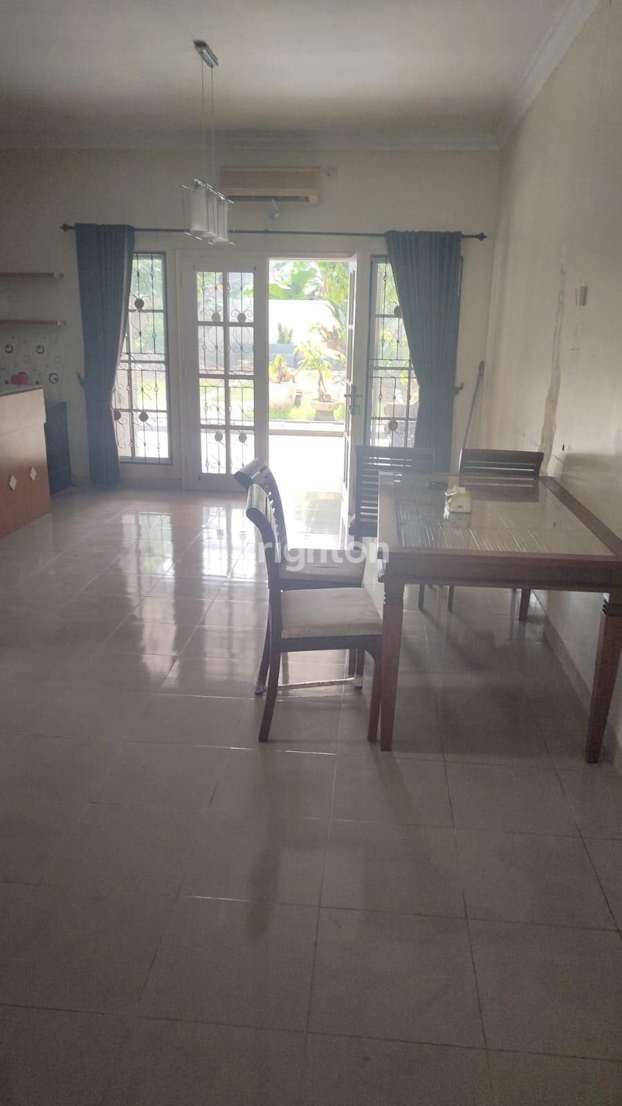 Large yard of the Dutamas Batam rental house