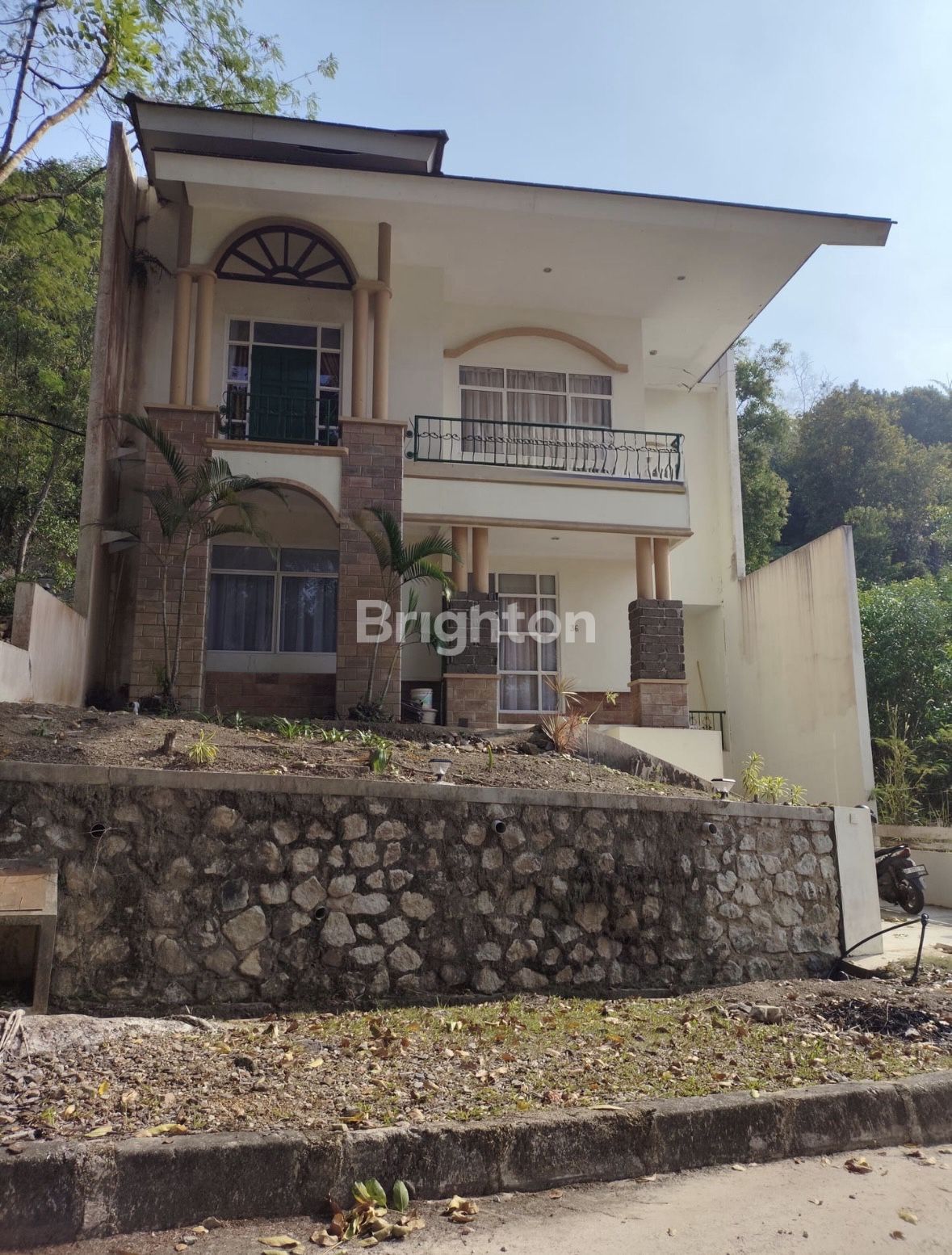 Yard of the four-bedroom rental house in Sukajadi Batam