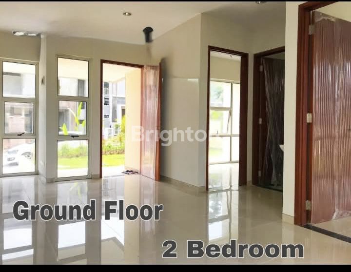 Lantai dasar rumah Southlink Tiban Indah Batam dengan pintu ke halaman