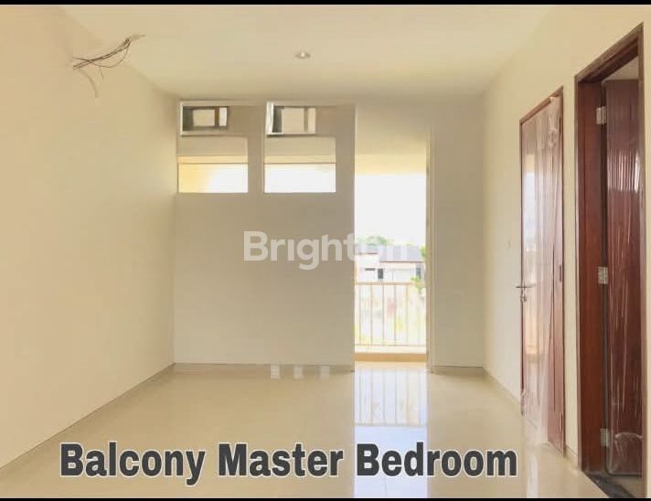 Kamar utama dengan akses balkon di rumah Southlink Tiban Batam