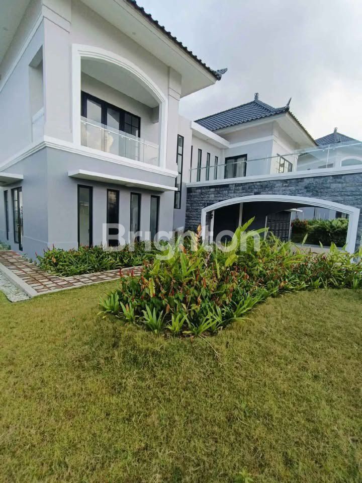 Halaman luas Villa Panbil Nusa Dua di Batam Kota