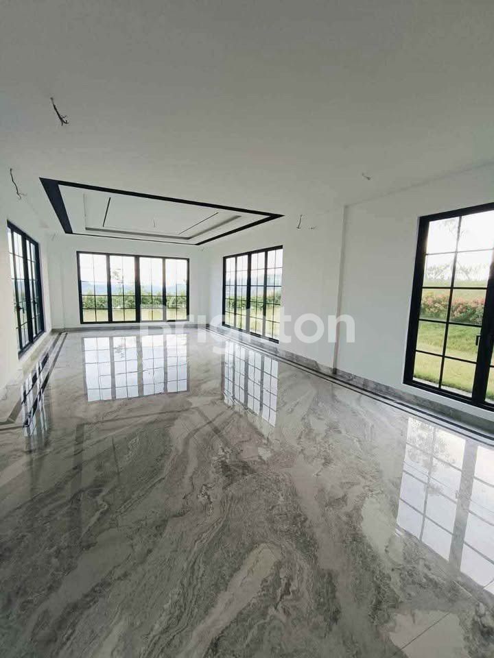 Desain eksterior rumah mewah Villa Panbil Batam